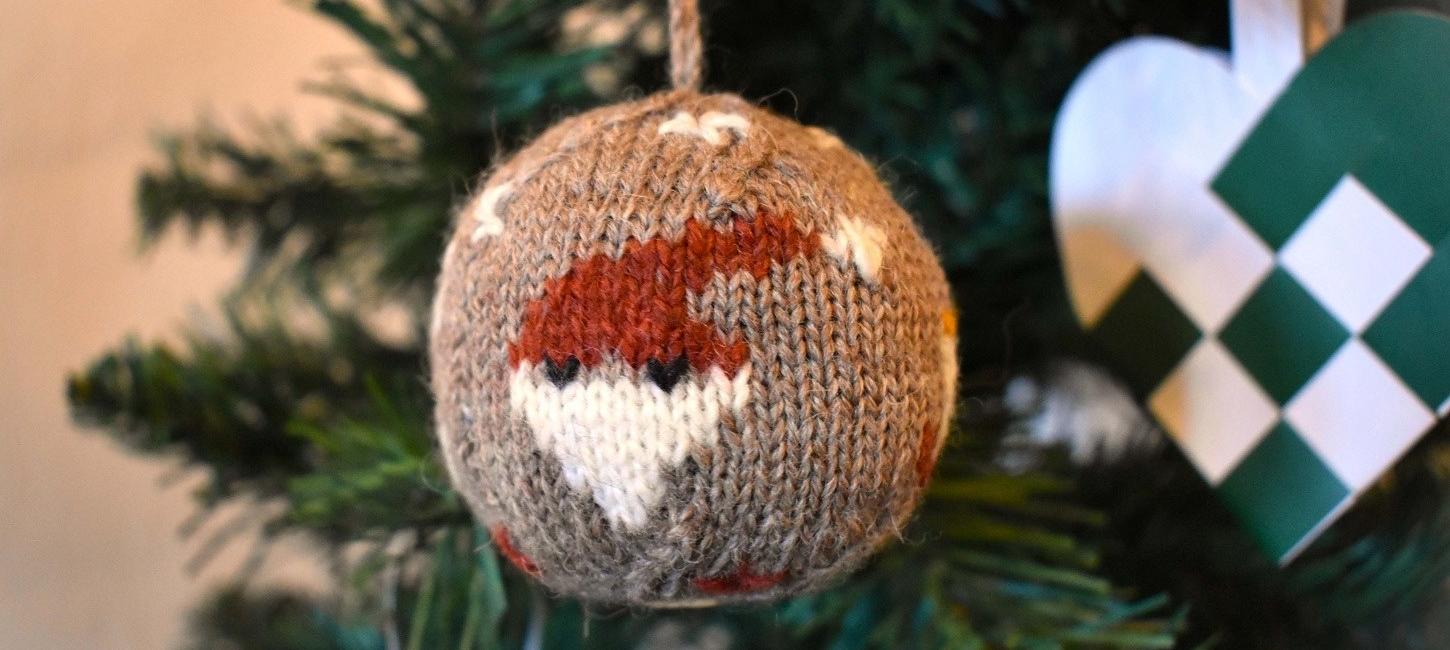 The Christmas ball 2024 is knitted in organic yarn and with four Christmas motifs