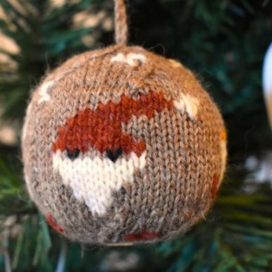 The Christmas ball 2024 is knitted in organic yarn and with four Christmas motifs